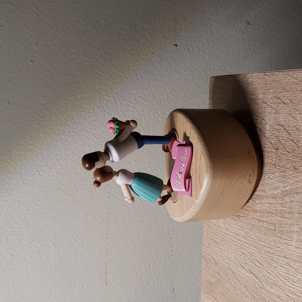 Wooden display - kissing couple